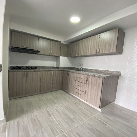 Piso Madera Tolua blanco y pared colina blanco