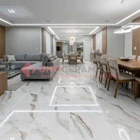 Piso marmolizado brillante Meridian Gold 60x120 en sala de lujo - unoceramicas SAS